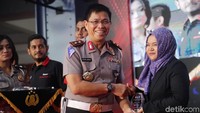 Kakorlantas Polri Irjen Royke Lumowa memberikan penghargaan kepada Pemimpin Redaksi detikcom Iin Yumiyanti saat berlangsungnya Pameran Moderinasasi Polantas Sebagai Implementasi Tahun Keselamatan Untuk Kemanusiaan di Jakarta, Jumat (1/12/2017).