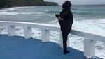 Sambil Senam, Susi Nikmati Debur Ombak Pantai Sabang