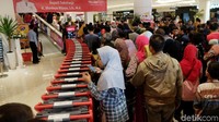 Dari pantauan, Transmart yang berada di Jalan Ahmad Yani, Pabelan, Kecamatan Kartasura, Sukoharjo itu langsung diserbu warga. Mereka memadati hampir setiap sudut Transmart.