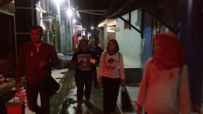 Peringati Hari AIDS, Relawan Bagikan Kondom di Resos Tegal Panas Semarang