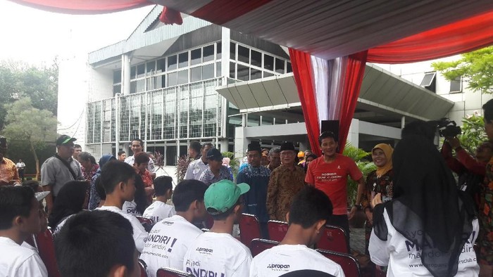 Hadiri Pengecatan Tiang JLNT Kasablanka, Sandi: Ini Ide Pak Anies