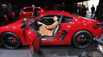 Anggunnya Sharapova di Dalam Porsche Merah