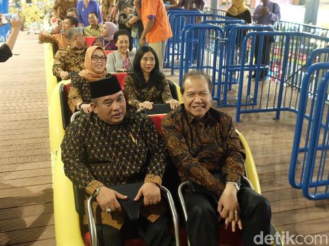CT dan Bupati Wardoyo Wijaya Jajal Crazy Cab di Transmart Sukoharjo