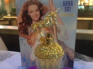 Anna Sui Rilis Parfum Berbentuk Unicorn Emas