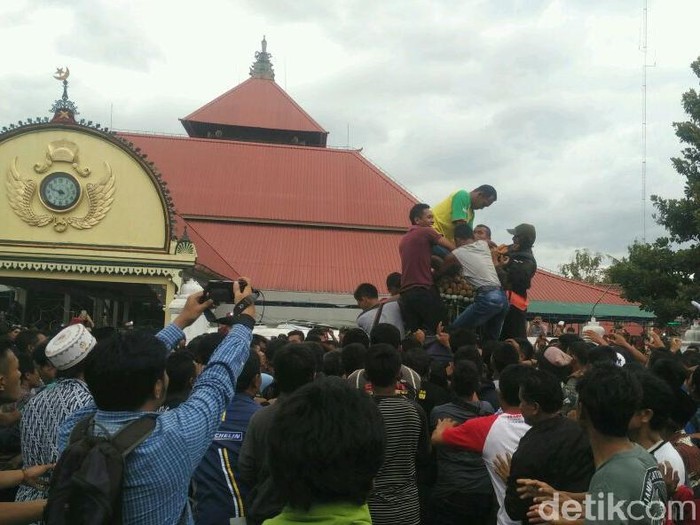 Gerebeg Maulud Nabi di Kompleks Masjid Gede Kauman Yogyakarta, Jumat (1/12/2017).