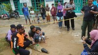 Setelah ditangkap, buaya itu jadi sasaran selfie warga. Foto: Ristu Hanafi