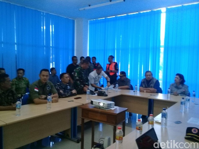 SBY Sekeluarga Rapat Bareng Soekarwo di Posko Bencana Pacitan