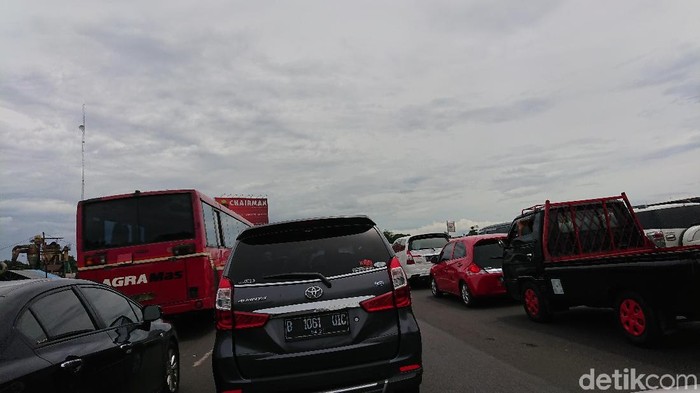 Macet Long Weekend, Pasar Rebo-Tol Cikampek Ditempuh 3 Jam