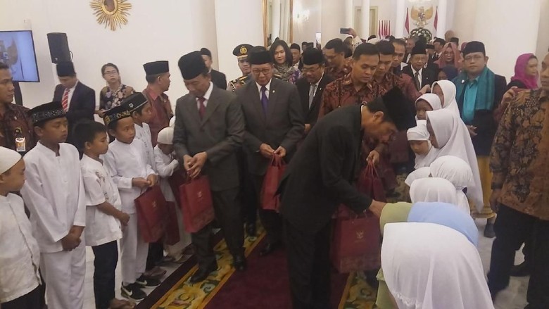 Bagi-bagi Bingkisan ke Anak Yatim, Jokowi: Terus Belajar Ya