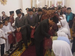 Bagi-bagi Bingkisan ke Anak Yatim, Jokowi: Terus Belajar Ya