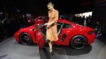 Anggunnya Sharapova di Dalam Porsche Merah