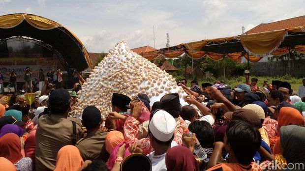 Warga berebut gunungan onde-onde/