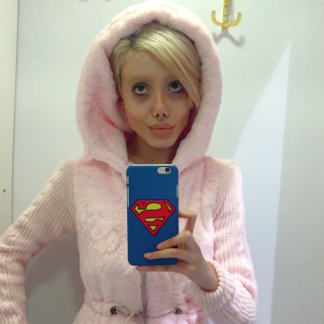 Sahar Tabar mengaku penggemar berat Angelina Jolie dan akan melakukan apa saja untuk menirunya. Foto: Dok. Instagram