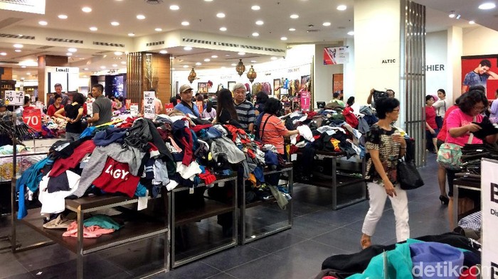 Dua hari lagi jelang penutupan, barang dagangan nyaris ludes. Barang yang nyaris ludes adalah aksesoris wanita, make up hingga sepatu dan sandal.