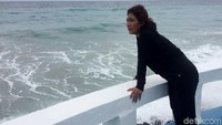 Menteri Kelautan dan Perikanan Susi Pudijiastuti saat menikmati debur ombak di Pantai Sabang, Aceh.