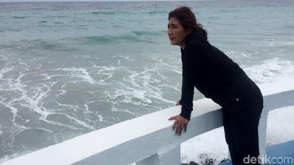 Sambil Senam, Susi Nikmati Debur Ombak Pantai Sabang