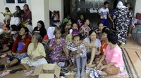 Warga sendiri kini dievakuasi di Kantor Kecamatan Pekalongan Utara. Foto: Robby Bernardi