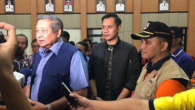Aksi SBY Sambangi Korban Banjir Pacitan Bersama AHY dan Ibas