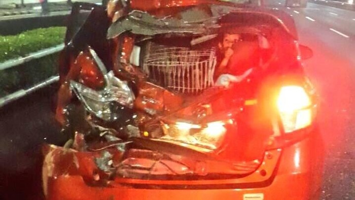 Kecelakaan Truk dan Mobil Terjadi di Tol Tomang arah Kebon Jeruk