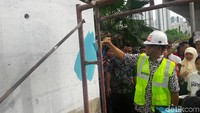 Pembuatan mural ini adalah ide dari Gubernur DKI, Anies Baswedan. Anies menjelaskan program pengecatan ini merupakan komitmen Pemprov untuk menghadirkan Jakarta sebagai ruang ekspresi budaya. (Foto: Marlinda Oktaviana Erwanti/detikcom)