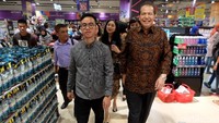 Keduanya terlihat sangat akrab saat berkeliling.