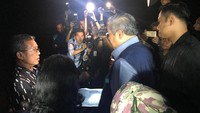 Saat datang meninjau kondisi, SBY memuji tim tanggap darurat yang sudah bekerja maksimal menangani bencana yang terjadi. Saya lihat tanggap darurat sudah berjalan, saya harap betul-betul selamatkan saudara kita jagan ada masalah baru. Yang hilang InsyAllah bisa ditemukan, yang di pegungsian dapat perawatan baik. Setelah itu rehabilitasi, kata SBY.  (Foto: Dok. Jubir Demokrat Imelda Sari)