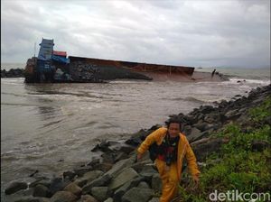 Kapal Tongkang Terdampar di Cipatuguran Palabuanratu