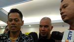 Foto: Ahmad Dhani Pulang Bareng Mulan Setelah Diperiksa Polisi