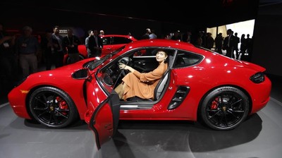 Anggunnya Sharapova di Dalam Porsche Merah