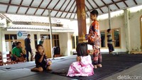 Ada 127 jiwa yang mengungsi di Balai Desa Panjatan. Jumlahnya mulai berkurang jika dibandingkan dengan hari pertama yang tercatat ada sekitar 250 jiwa.(Ristu Hanafi/detikcom)