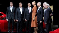 Bos-bos Porsche yang lain pun tak mau melewatkan kesempatan berfoto dengan Sharapova. Foto: Mike Blake/Reuters