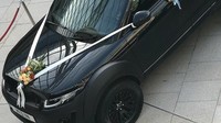 Fascia depan diberikan sentuhan baru dengan bemper matte black, grille dengan mesh 3 dimensi dan lampu daytime running lights dari LED. Di dalam mobil dipenuhi kulit berwarna hitam dengan jahitannyang kontras. Pedal dilengkapi dengan aluminium. Di pintunya ada sill plate dari baja tahan karat. Istimewa.