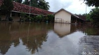 Semoga saja tidak hujan deras seharian lagi, kalau terjadi, khawatirnya genangan air malah semakin tinggi, ujarnya. (Ristu Hanafi/detikcom)