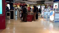 Barang-barang yang tersisa antara lain make up, parfum, sepatu dan sandal wanita, pakaian anak, tas wanita hingga aksesoris. Potongan harga yang diberikan untuk barang barang yang tersisa adalah 20% sampai 70%.