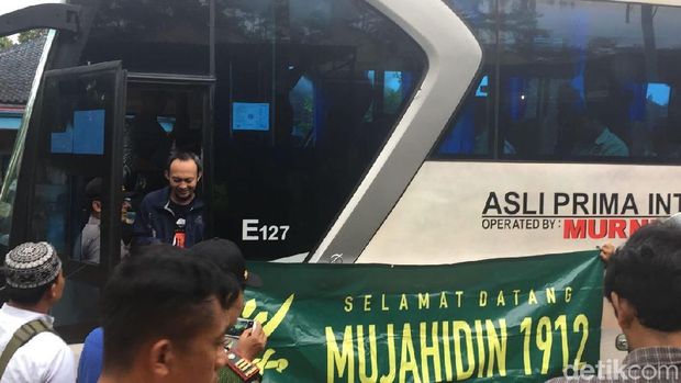 Rombongan berangkat dengan menggunakan bus.