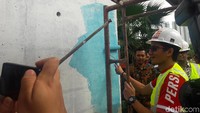 Sandiaga juga ikut mengecat tiang JLNT pada Jumat (1/12/2017) lalu (Foto: Marlinda Oktaviana Erwanti/detikcom)