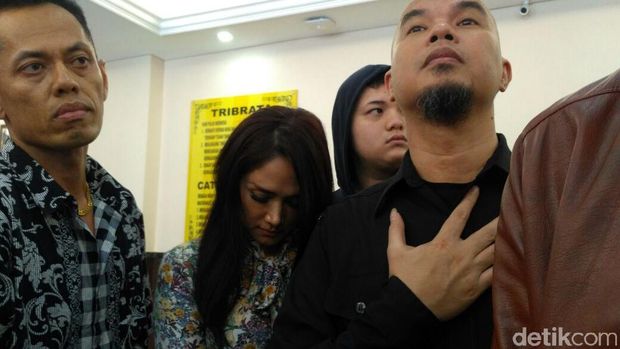 Pengacara Dhani, Hendarsam Marantoko di Polres Jaksel, Jumat (1/12/2017)