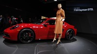 Porsche, selaku salah satu sponsor Sharapova, mengundangnya untuk mempromosikan mobil baru mereka. Foto: Mike Blake/Reuters