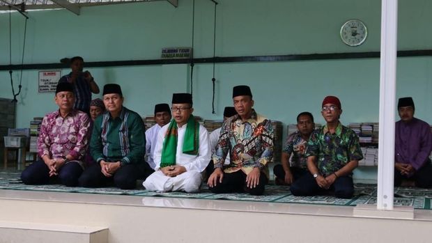 Selain berziarah, mereka juga berdoa