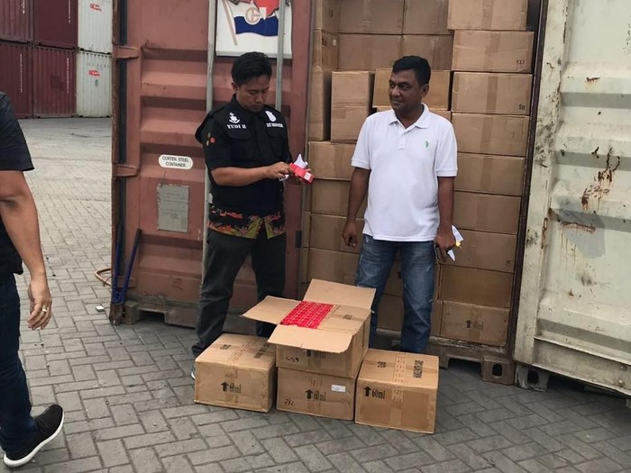 Polisi Amankan 3 Kontainer Berisi Kosmetik dan Kain Seprai