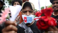 Dalam aksinya mereka menuntut penutupan PT Freeport Indonesia.