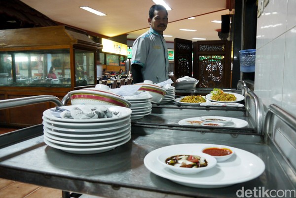 Lokasi restoran Rindu Alam Puncak menempati lahan milik Pemda Provinsi Jabar dan berhenti beroperasi karena telah habis masa kontraknya (Foto: Farhan/detikcom) Lokasi restoran Rindu Alam Puncak menempati lahan milik Pemda Provinsi Jabar dan berhenti beroperasi karena telah habis masa kontraknya (Foto: Farhan/detikcom)