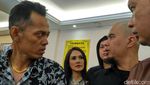 Foto: Ahmad Dhani Pulang Bareng Mulan Setelah Diperiksa Polisi