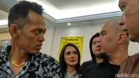 Dhani baru keluar sekitar pukul 11.00 WIB, Jumat (1/12) hari ini. Foto: Denita Matondang/detikcom