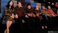 Transmart hadir di Solo dan sekitarnya dengan konsep 4 in 1. Transmart menggabungkan tempat belanja, bermain, bersantap, dan bioskop. Arena permainan akan diisi sekitar 20 wahana permainan dengan konsep mini Trans Studio. Sedangkan bioskop akan diisi oleh CGV Cinemas.