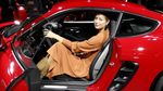 Anggunnya Sharapova di Dalam Porsche Merah