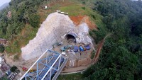 PT PP (Persero) Tbk saat ini tengah membangun proyek Terowongan Notog BH 1440 yang merupakan proyek terowongan double track pertama di Indonesia dan proyek terpanjang di Indonesia sepanjang 471 meter dengan menggunakan metode NATM (New Austrian Tunnel Method). Dok. PT PP (Persero) Tbk.