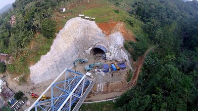 Foto: Yuk, Lihat Proyek Terowongan Double Track Pertama di RI