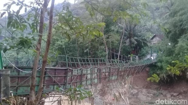 Jembatan nyaris putus digunakan warga mencari makan/