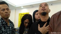 Mulan juga ikut pulang bersama Dhani. Dia datang dini hari tadi, menemani suaminya. Foto: Denita Matondang/detikcom
